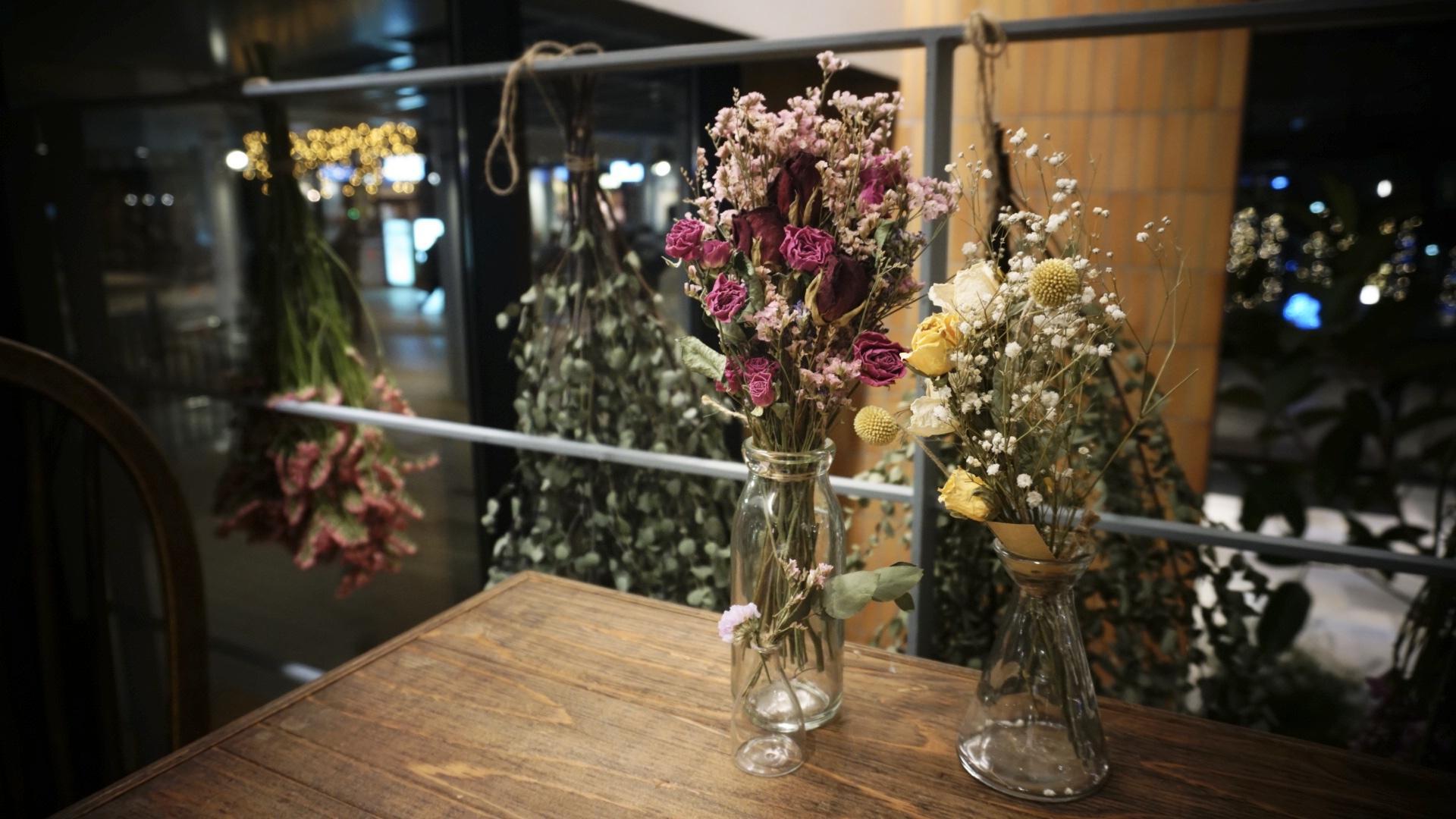 カフェのお席にもお花を飾っています